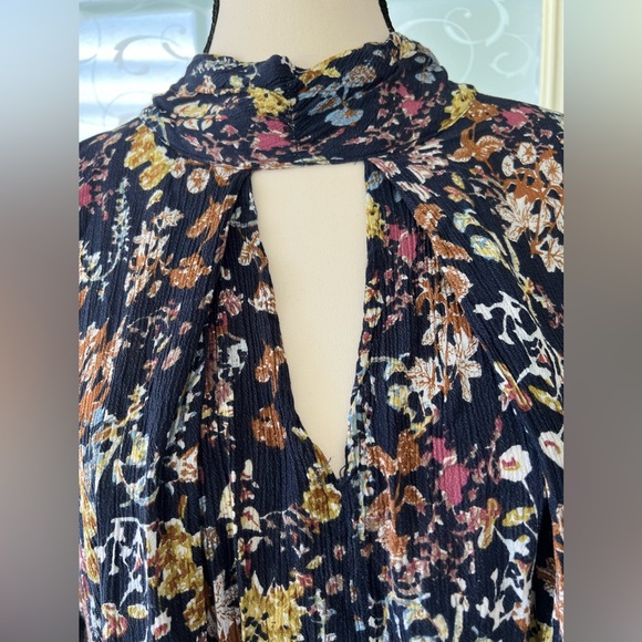 Umgee USA size L floral tunic. Hich neck with two button closure on back. - Picture 2 of 8